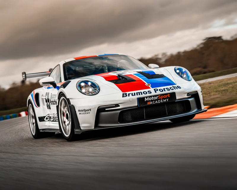 Porsche 992 GT3 RS de face sur circuit