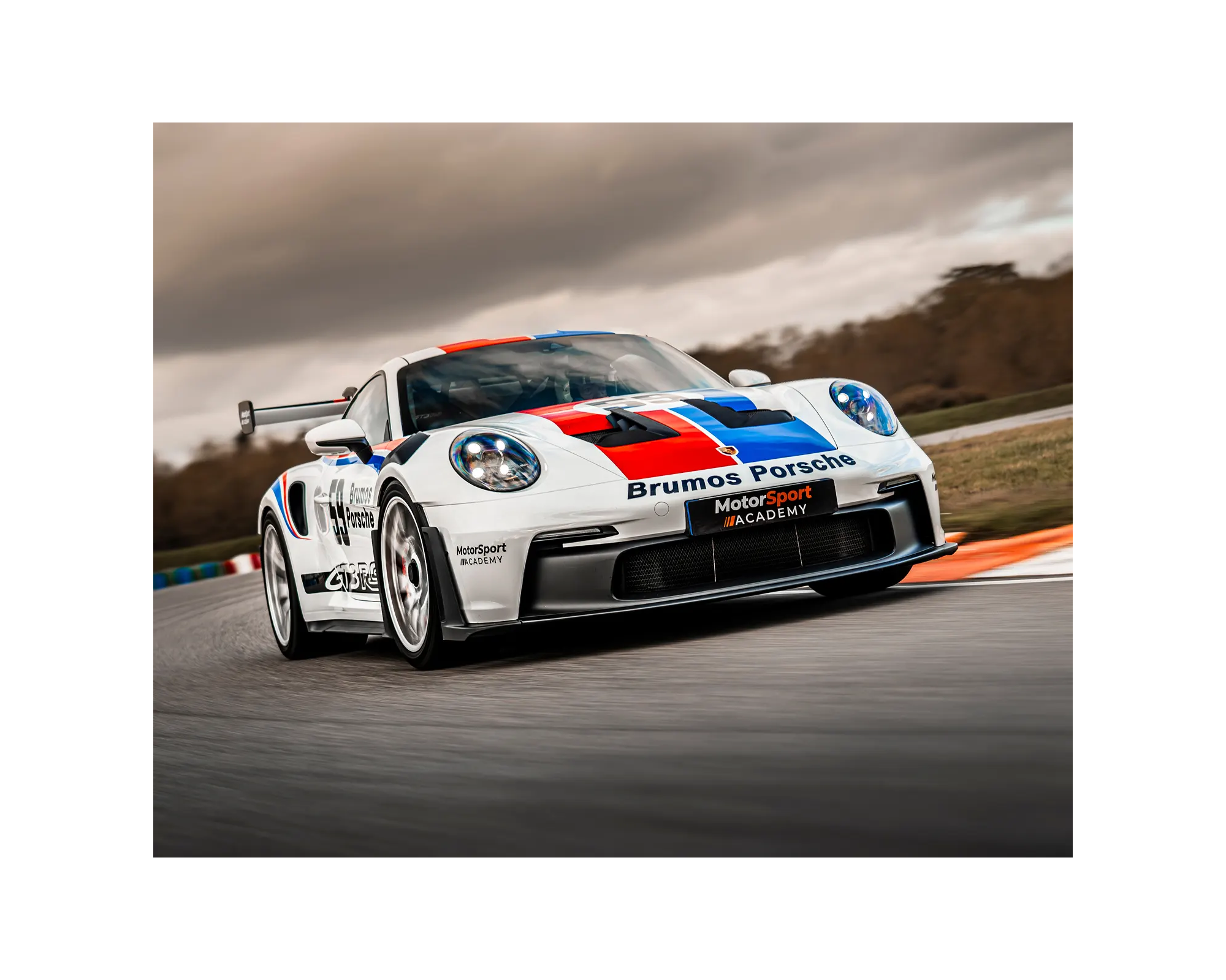 Porsche 992 GT3 RS de face sur circuit