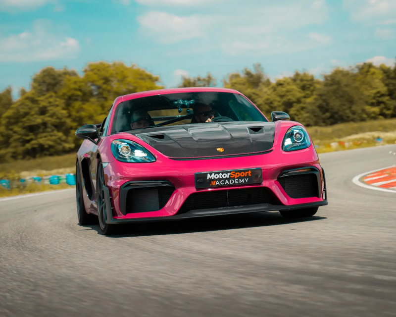 Porsche 718 Cayman GT4 RS sur circuit automobile