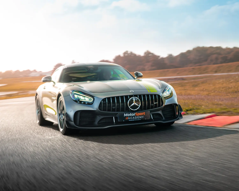 Mercedes AMG GT R PRO sur circuit automobile