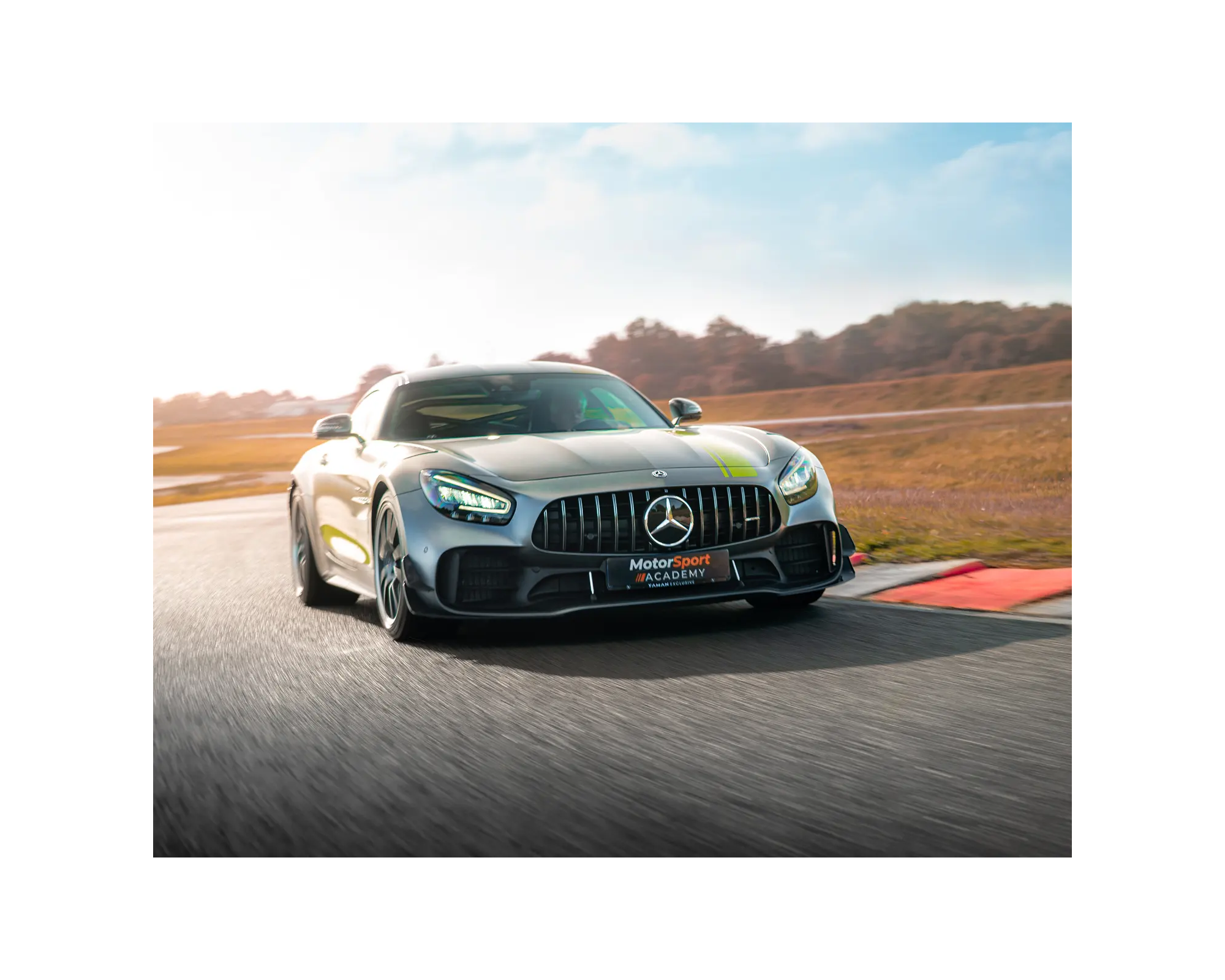 Mercedes AMG GT R PRO sur circuit automobile