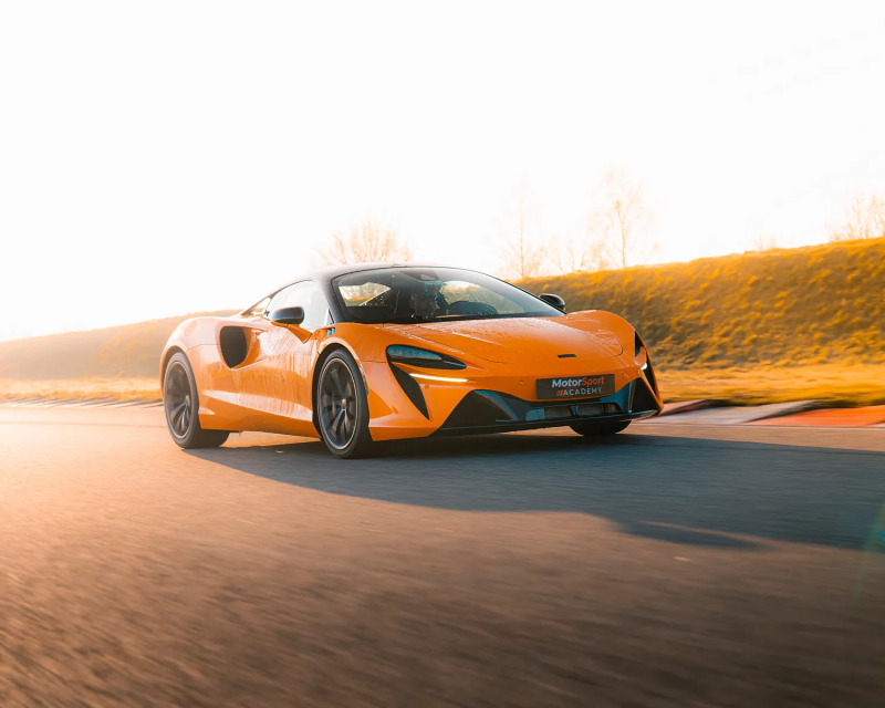 McLaren Artura sur circuit automobile