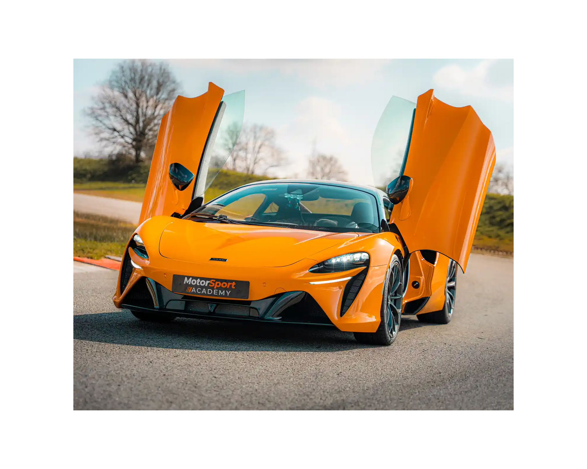 McLaren Artura vue de face avec les portes en élytres ouvertes