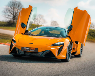 McLaren Artura vue de face avec les portes en élytres ouvertes
