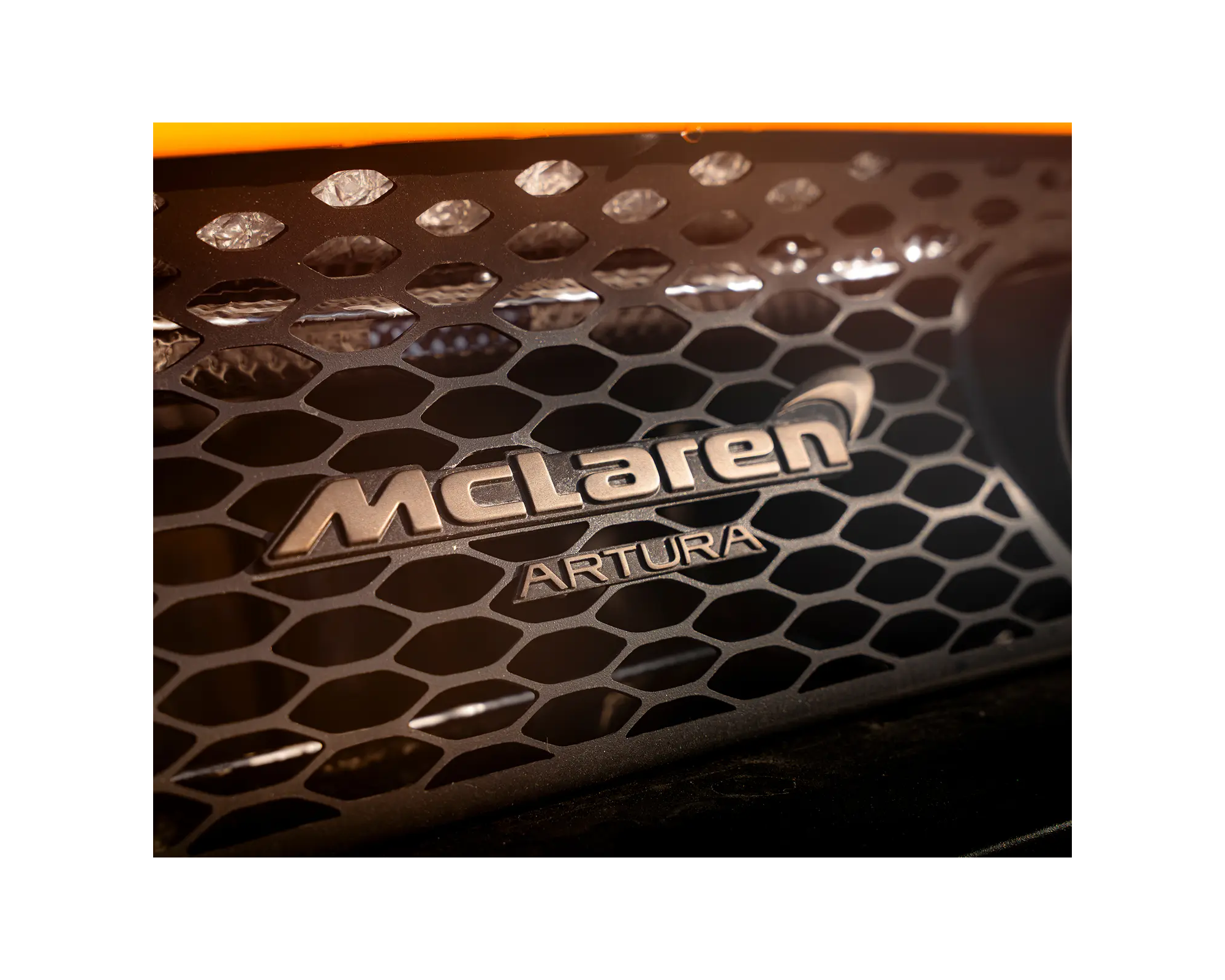 Vue arrière du logo de la McLaren Artura