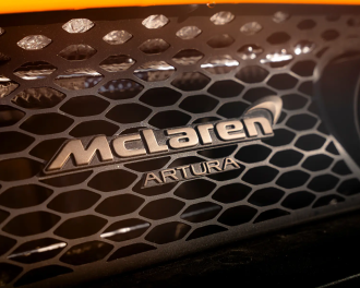 Vue arrière du logo de la McLaren Artura