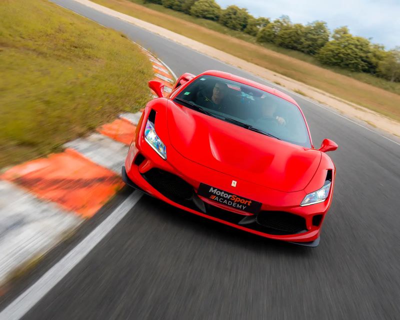 Ferrari F8 Tributo sur circuit automobile