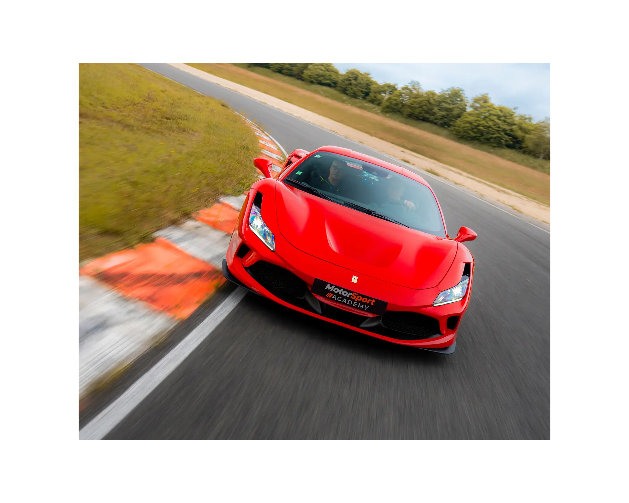 Ferrari F8 Tributo sur circuit automobile