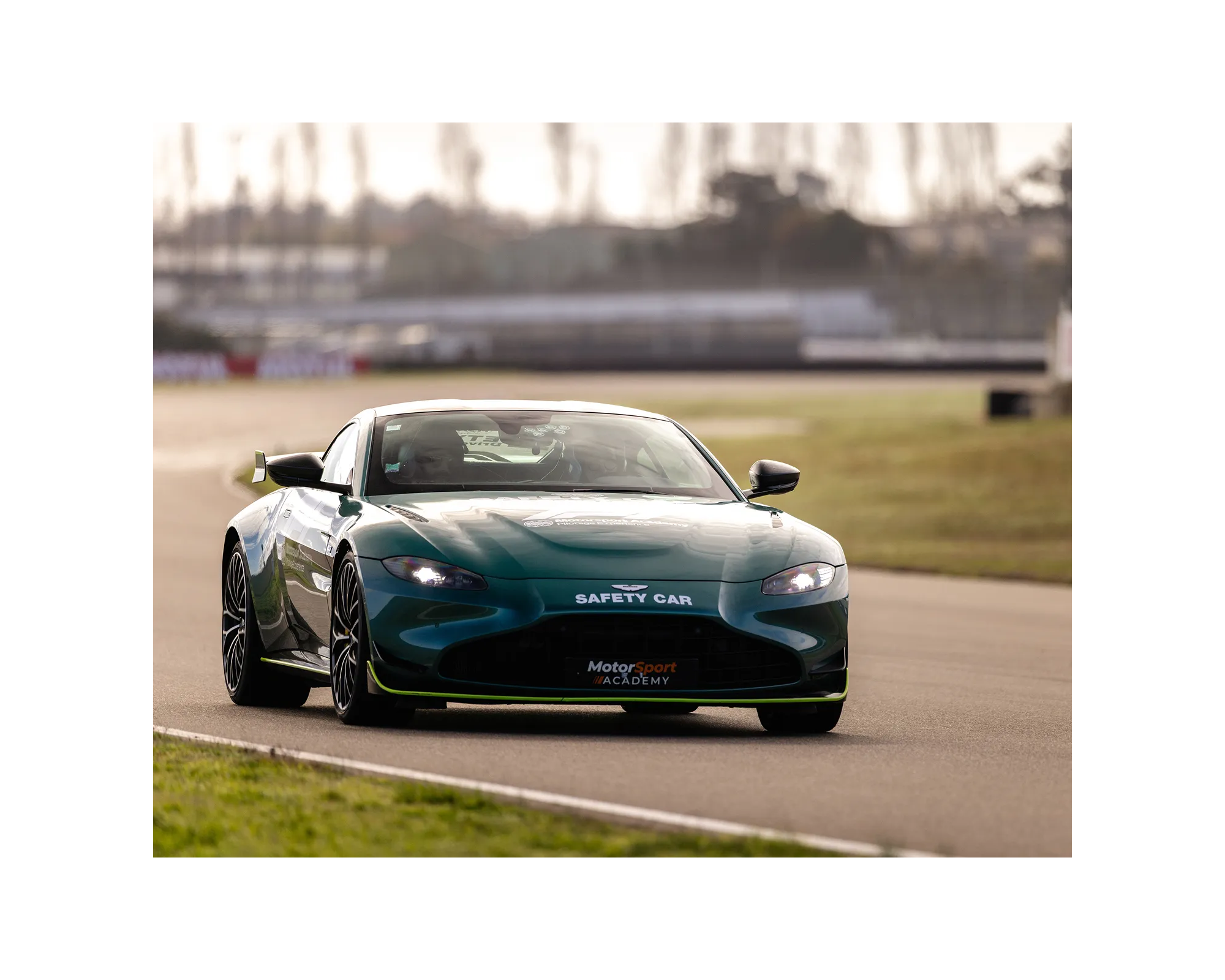 Aston Martin Vantage F1 Édition sur circuit automobile