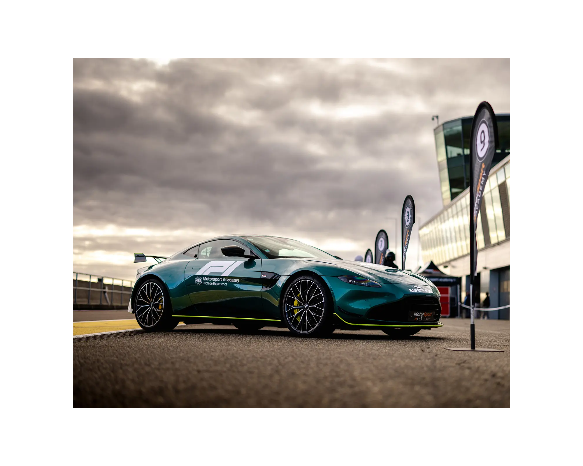 Vue profil Aston Martin Vantage F1 Édition