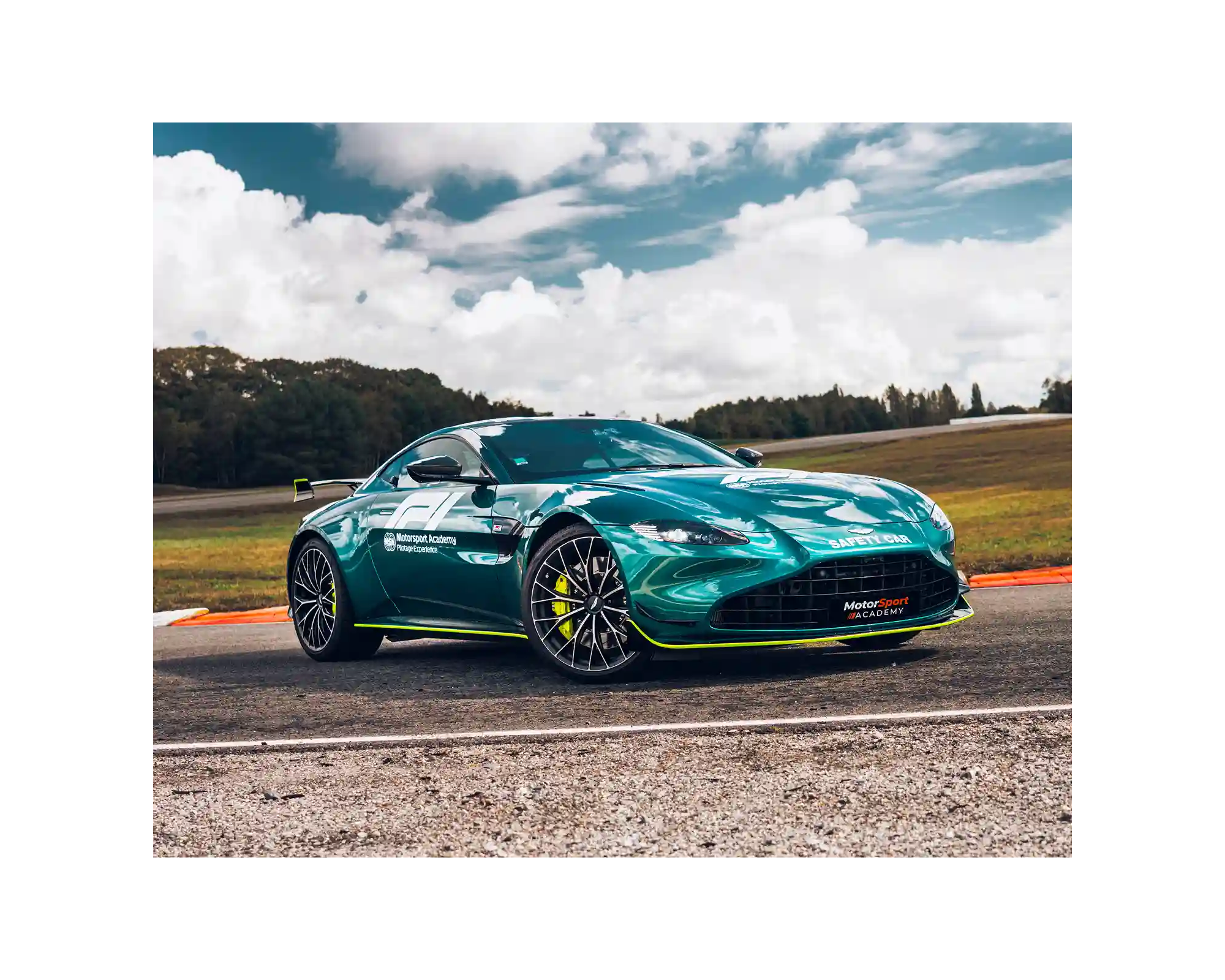 Aston Martin Vantage F1 sur circuit