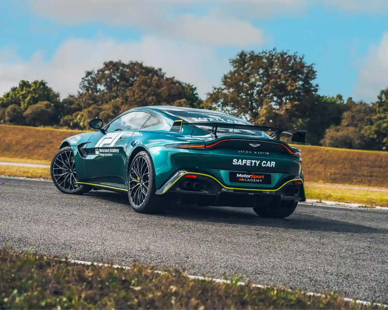 Aston Martin Vantage F1 sur circuit