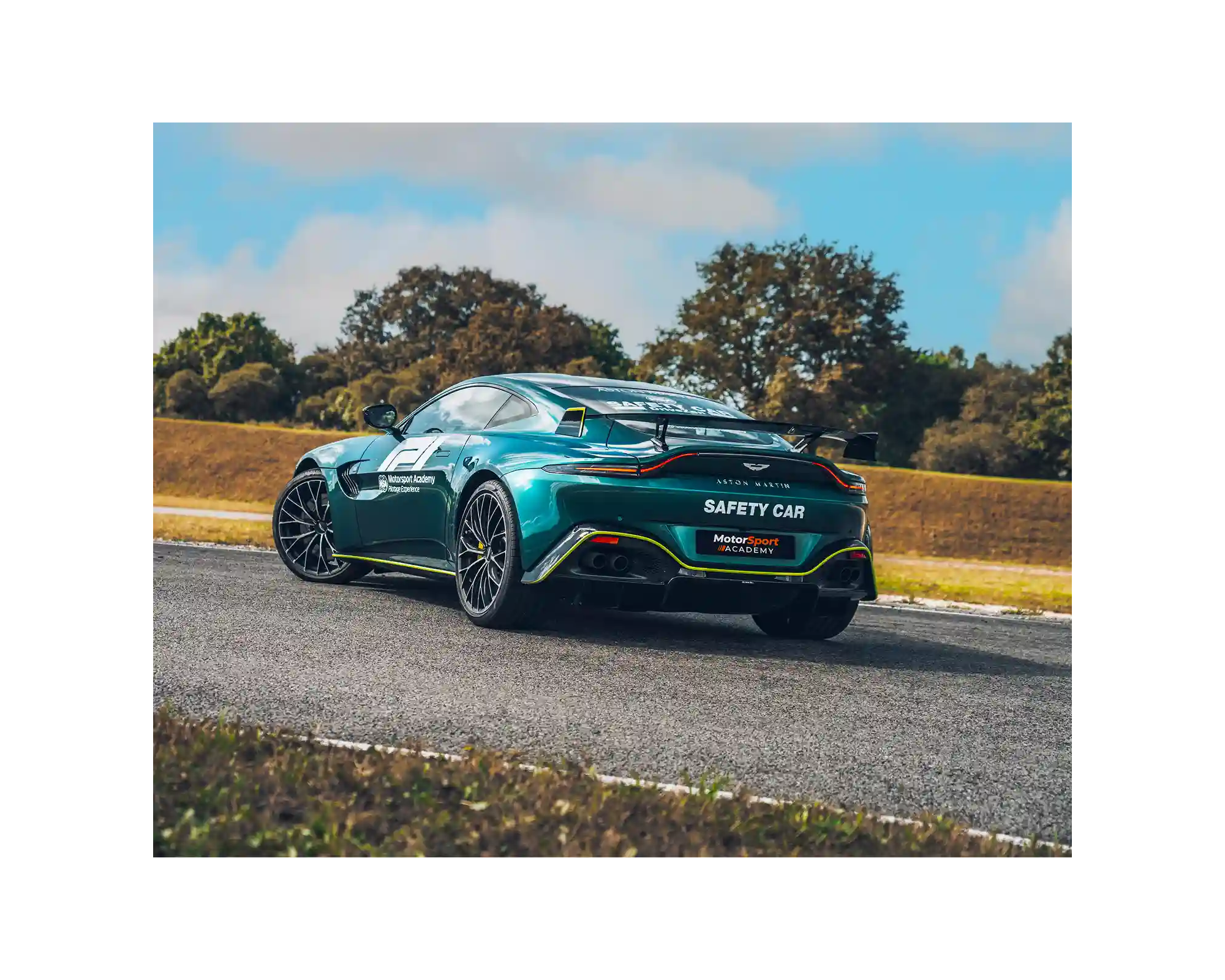 Aston Martin Vantage F1 sur circuit