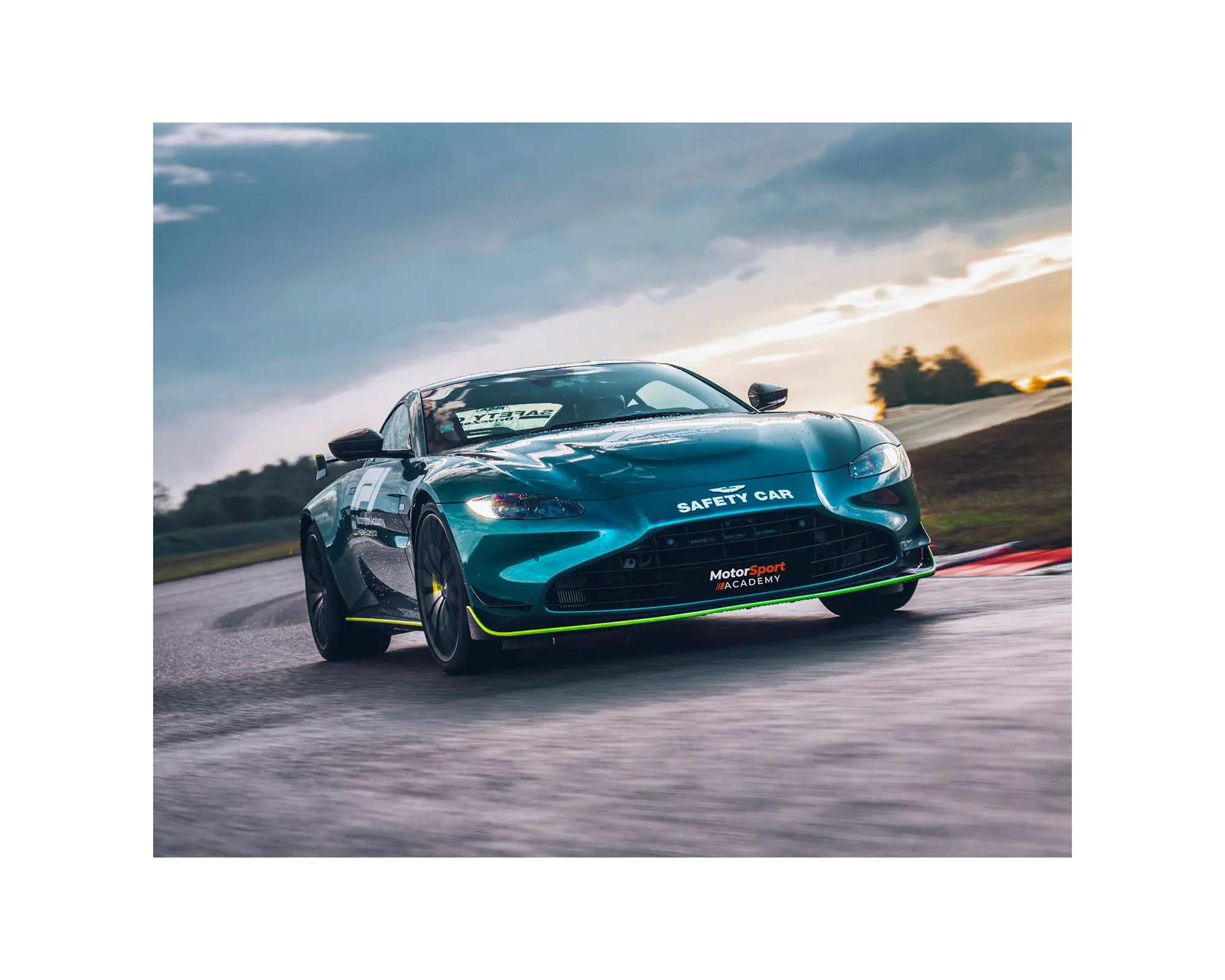 Aston Martin Vantage F1 sur circuit