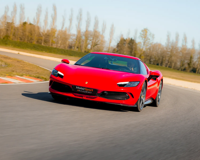 Ferrari 296 GTB sur circuit
