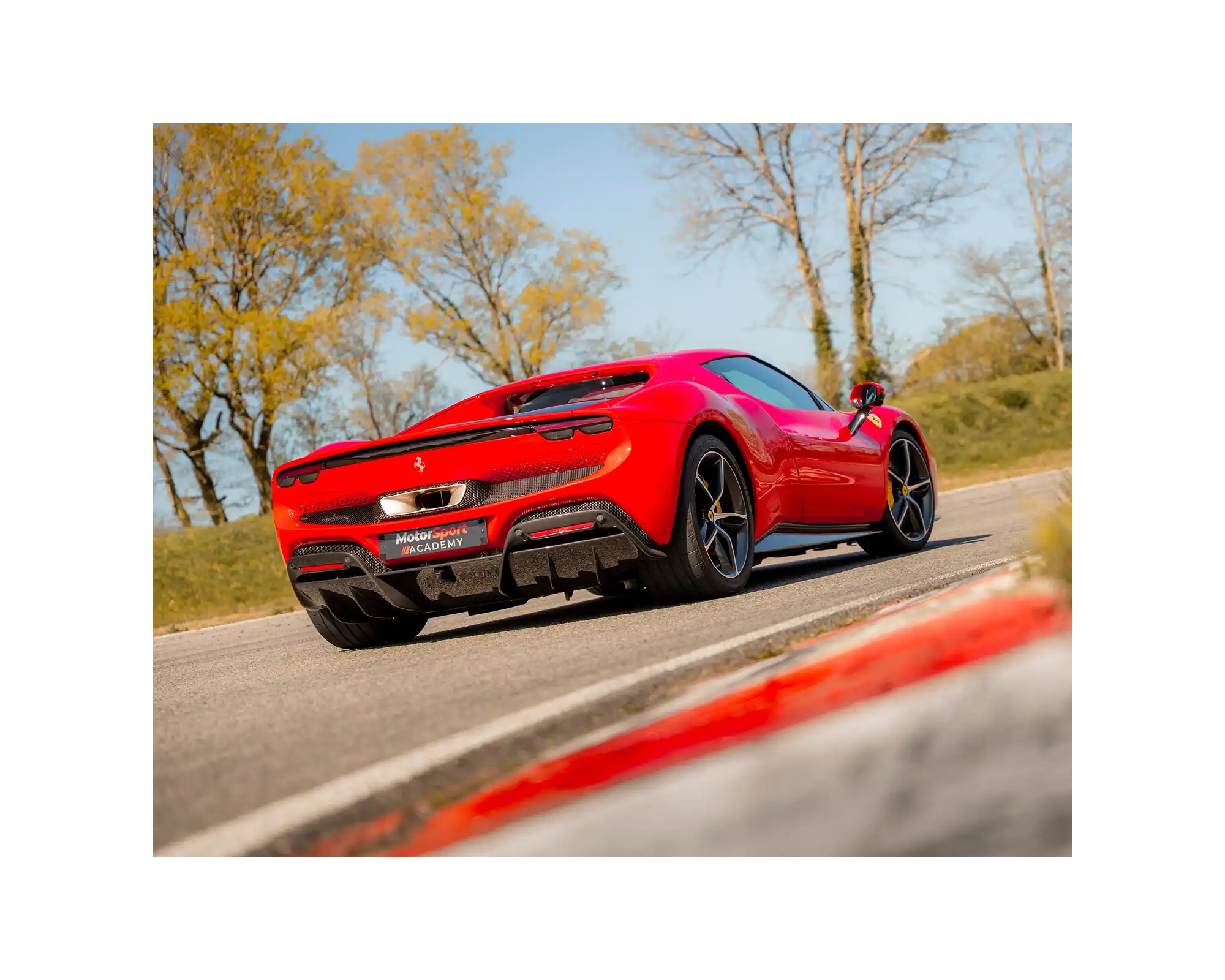 Ferrari 296 GTB sur circuit