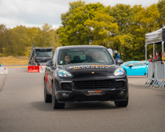 Porsche Cayenne VIP sur le circuit de Fay-de-Bretagne