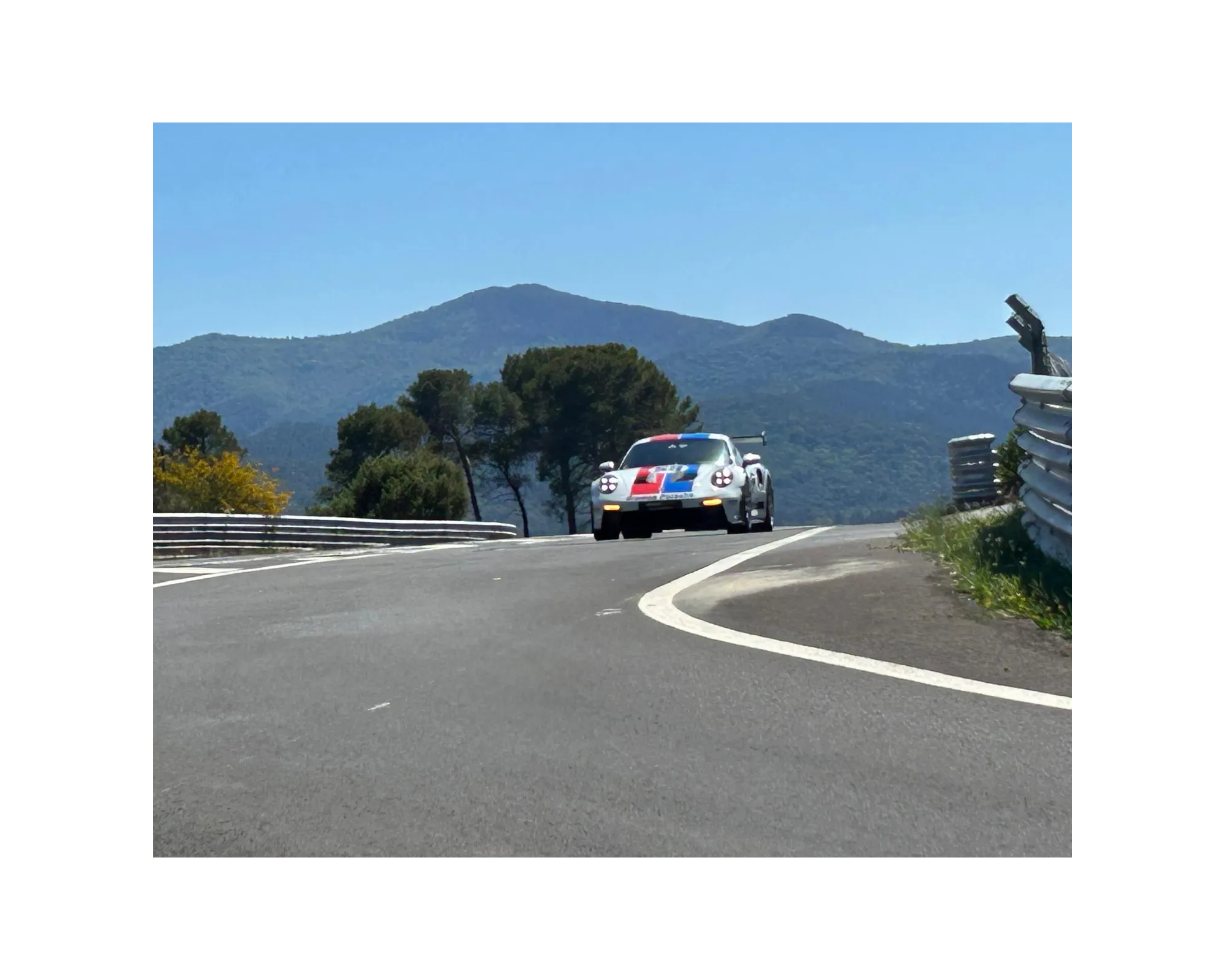 Porsche 992 GT3 RS sur le circuit du Var (83)