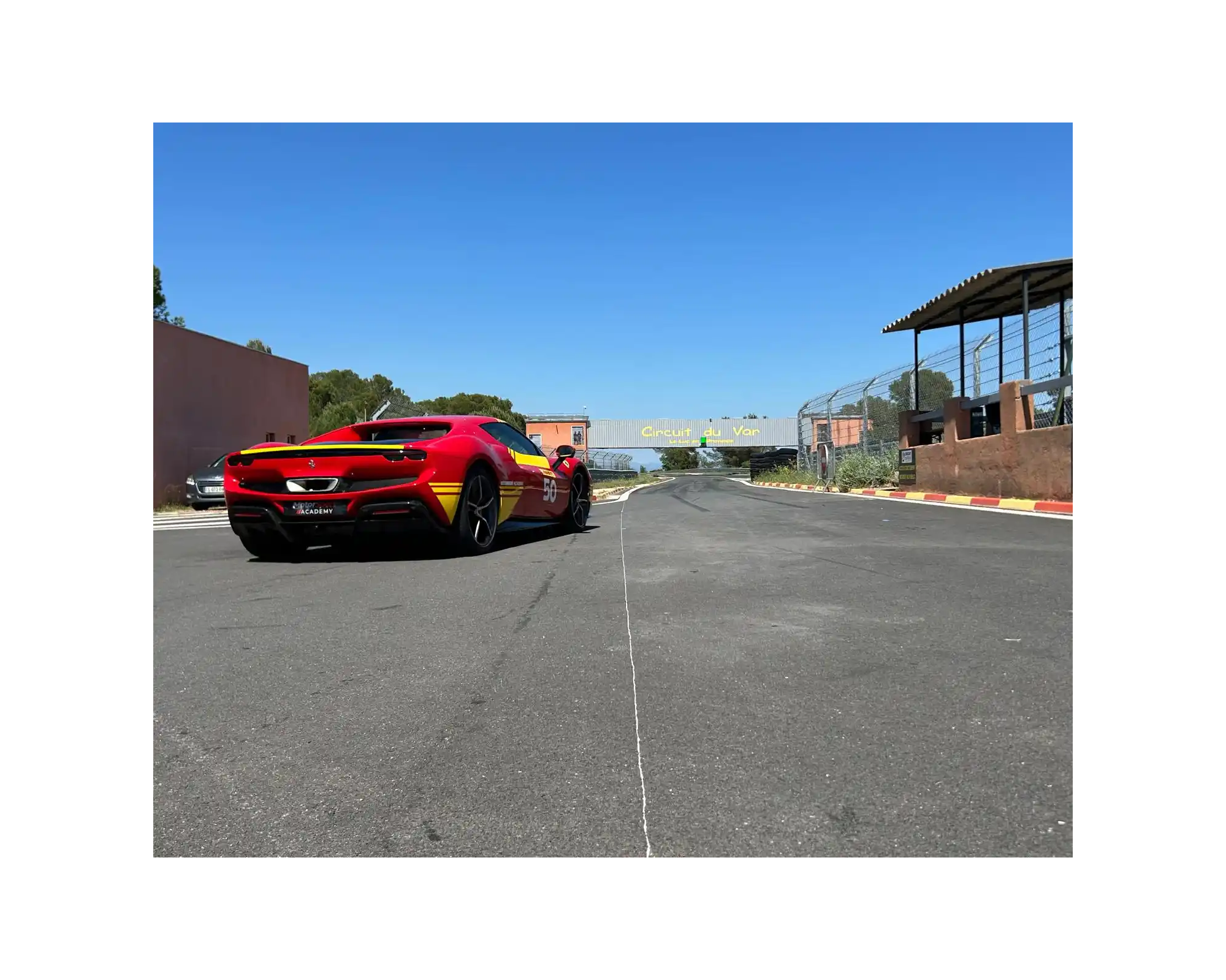 Ferrari 296 GTB sur le circuit du Var (83)