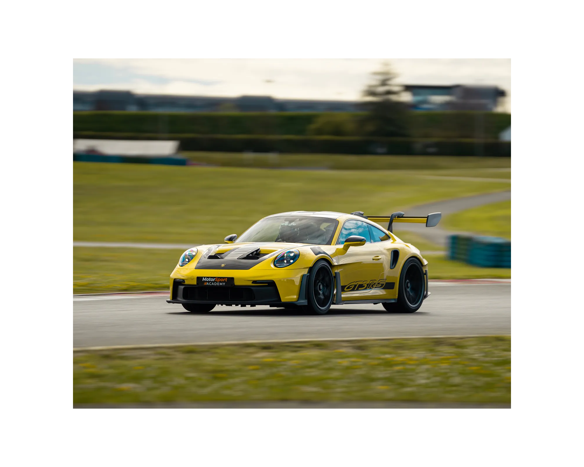 Porsche 992 GT3 RS sur le circuit de Magny-Cours