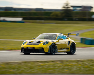 Porsche 992 GT3 RS sur le circuit de Magny-Cours