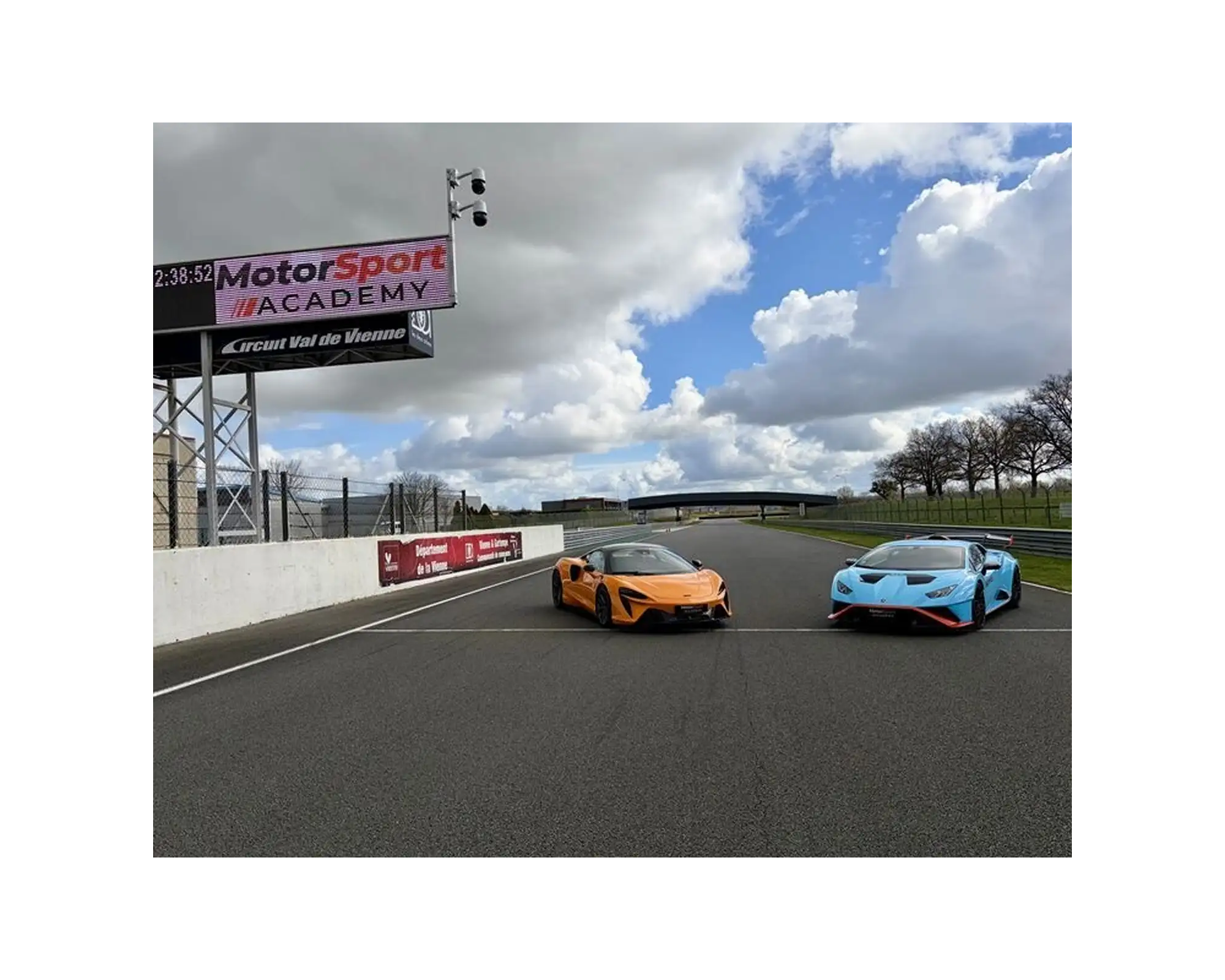 McLaren Artura et Lamborghini Huracán STO sur le circuit du Val de Vienne