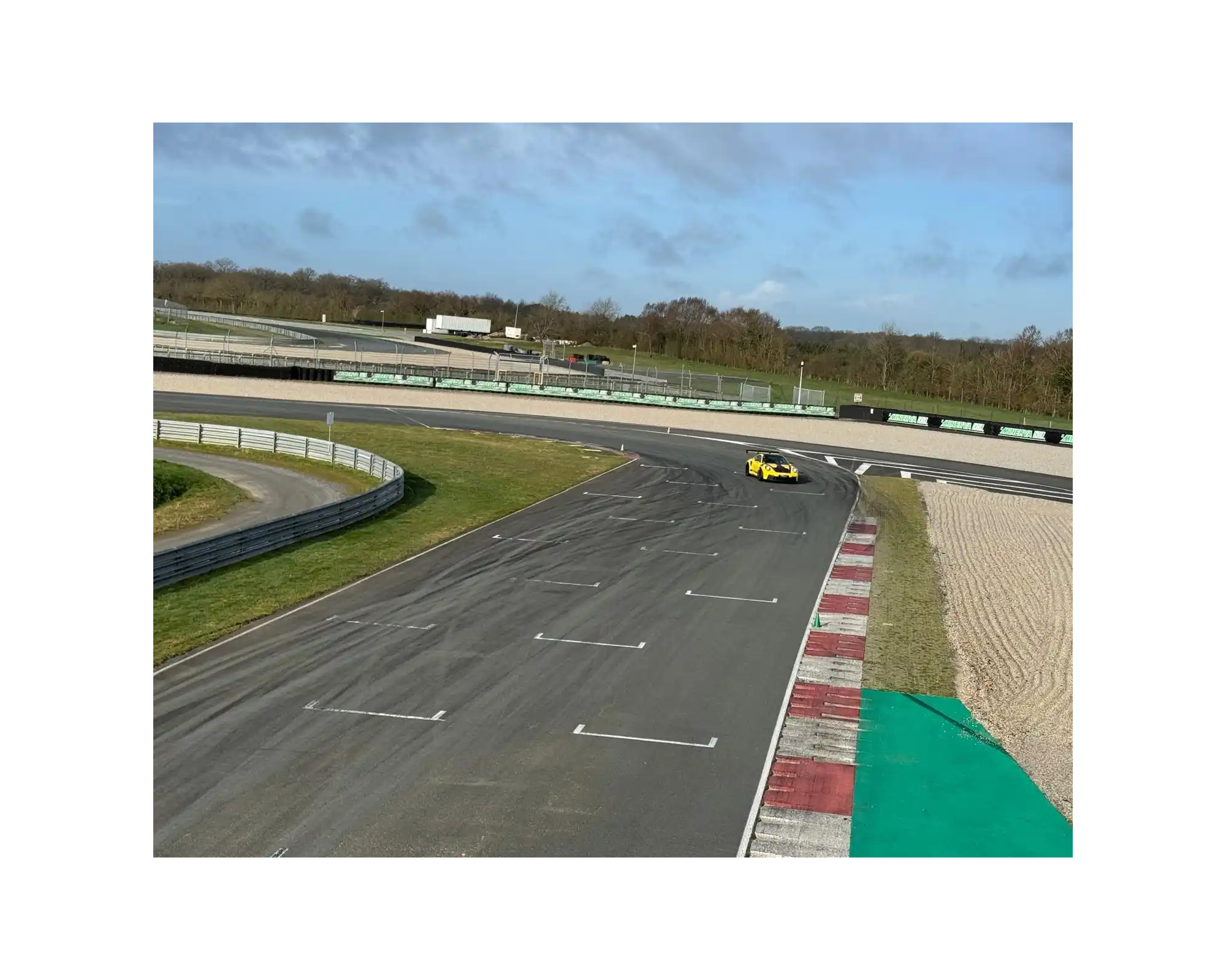 Porsche 992 GT3 RS sur le circuit du Val de Vienne