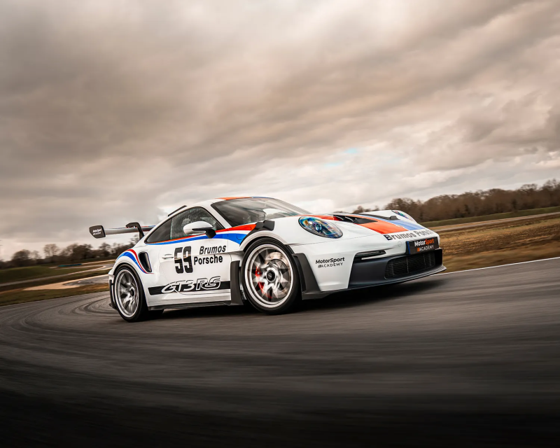 Porsche 992 GT3 RS de profil sur le circuit val de vienne