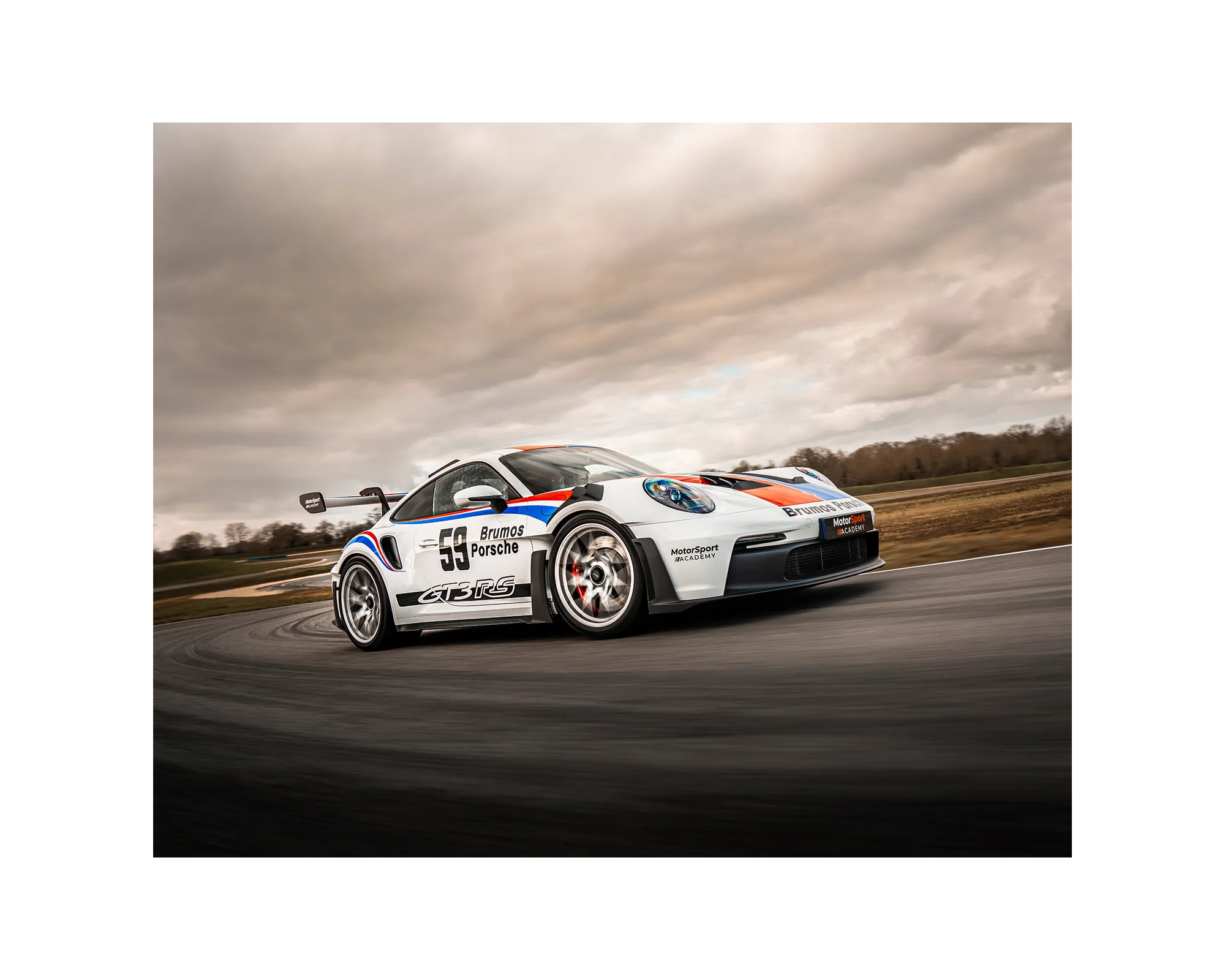 Porsche 992 GT3 RS de profil sur le circuit val de vienne
