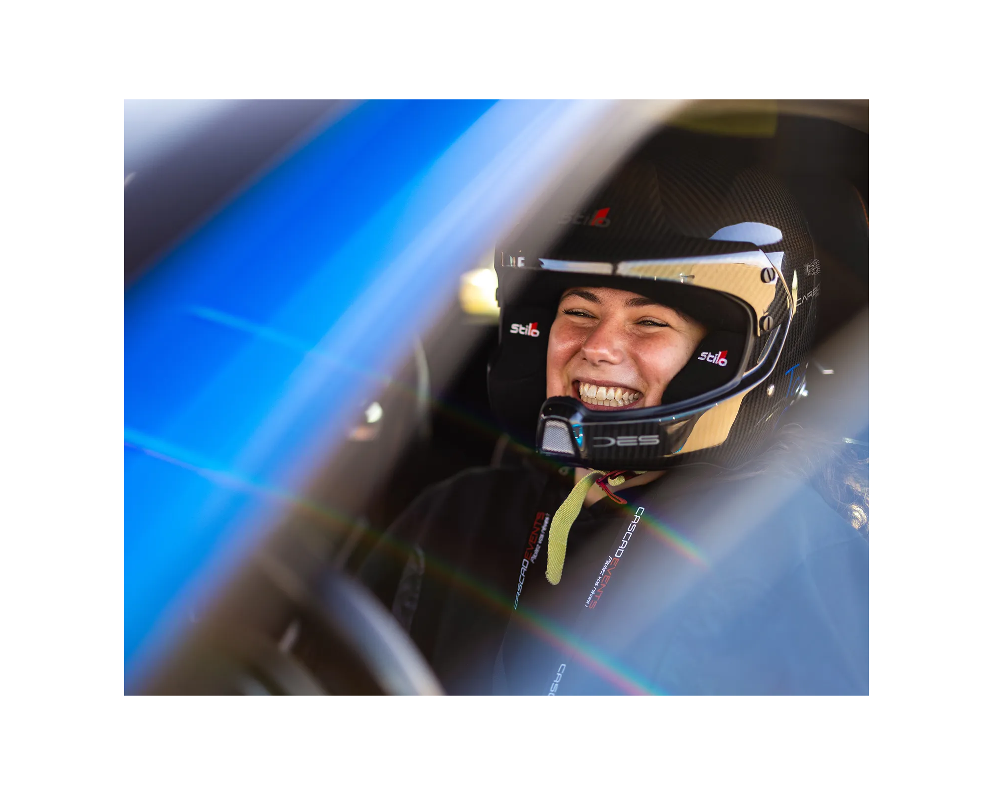 Stagiaire heureuse au volant de l'alpine A110R