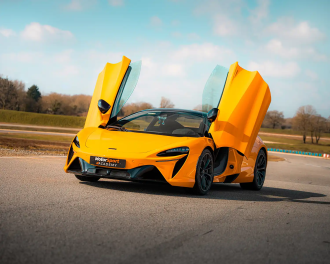 McLaren Artura sur circuit