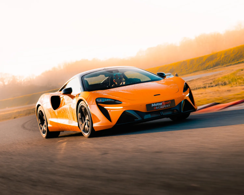 McLaren Artura sur circuit