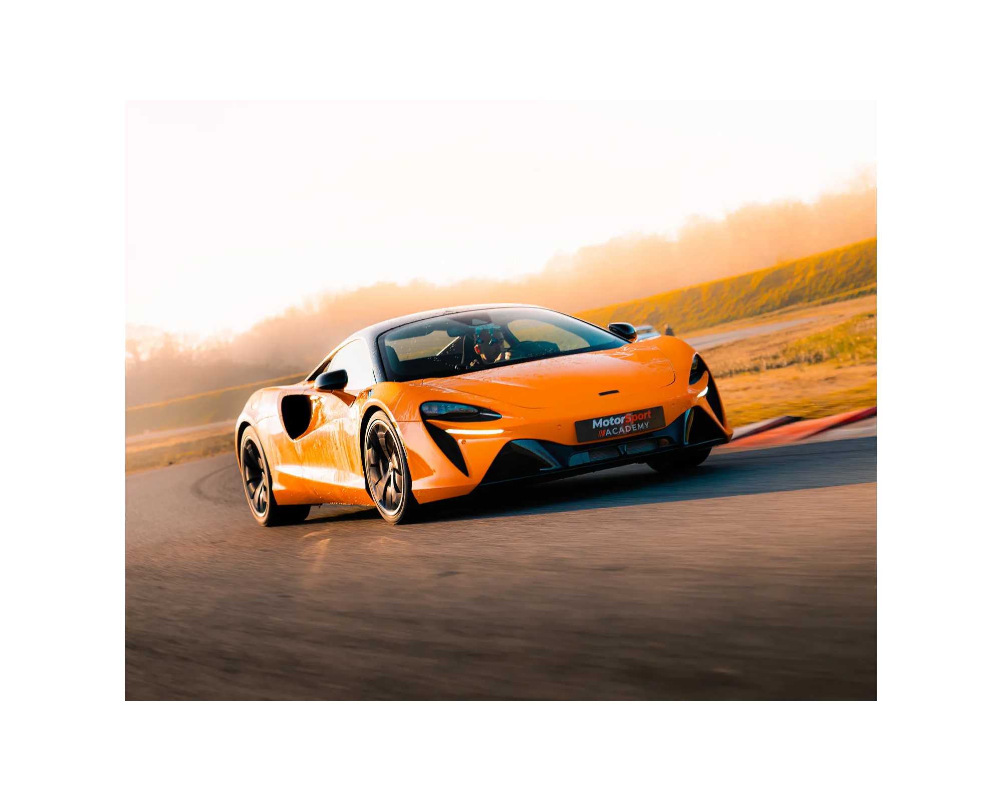 McLaren Artura sur circuit