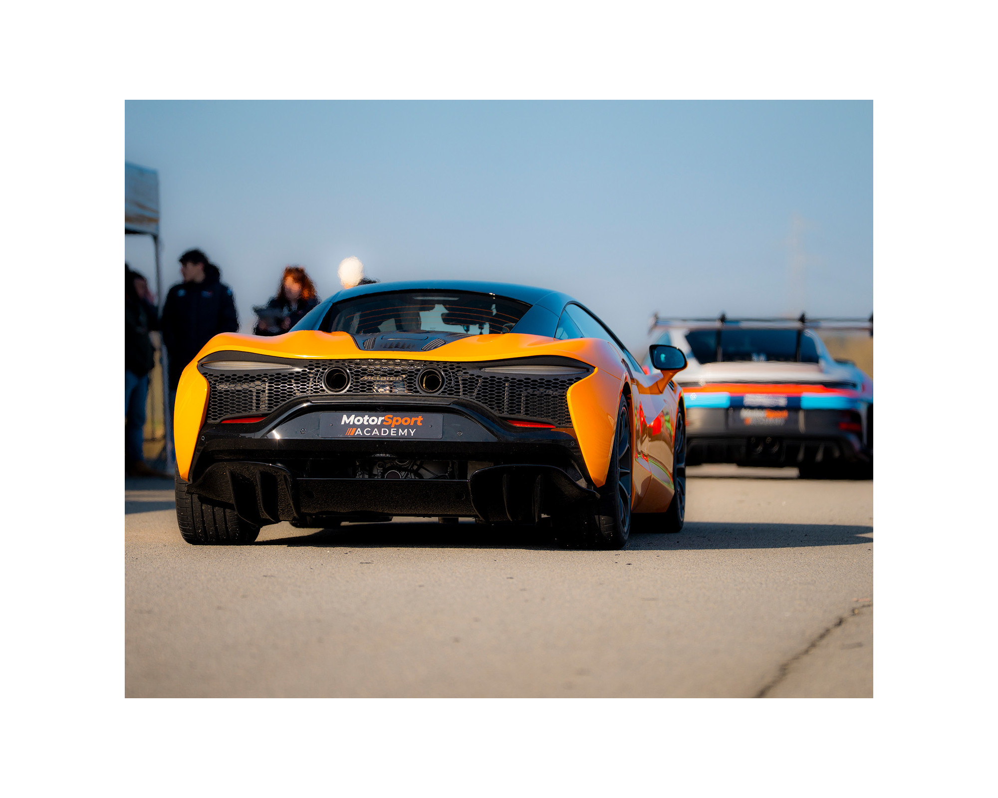 McLaren Artura sur le circuit de la Châtre