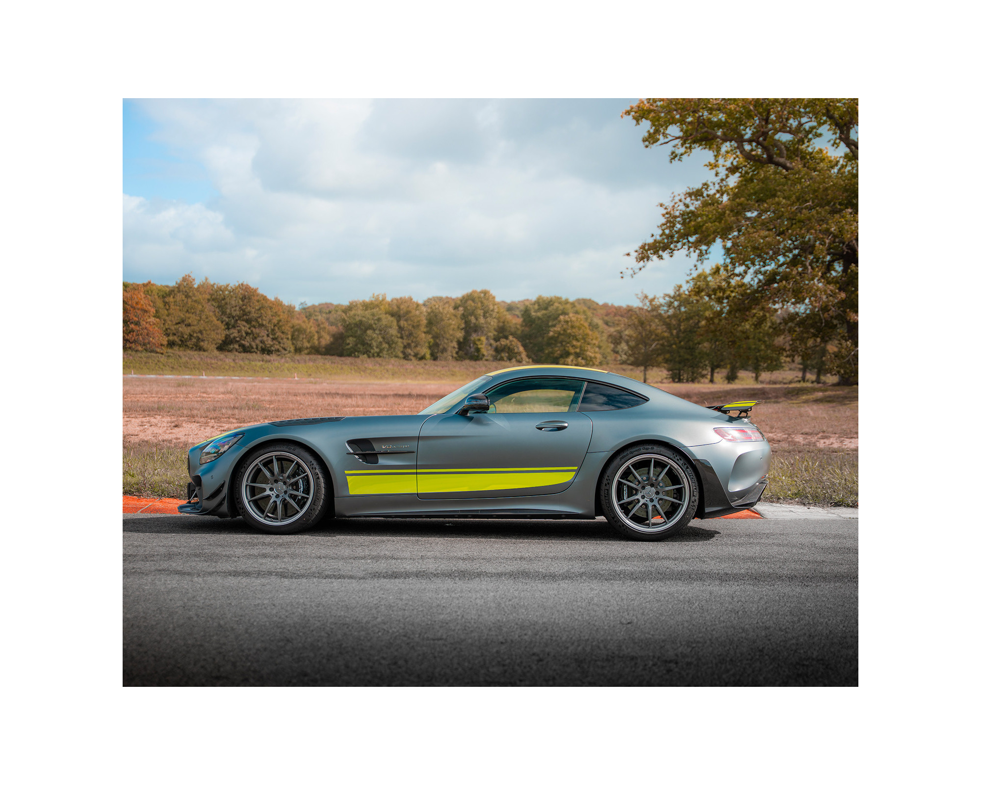 Mercedes AMG GTR PRO sur le circuit de la Châtre
