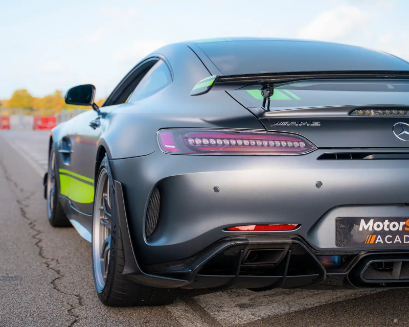 Mercedes AMG GT R Pro sur circuit