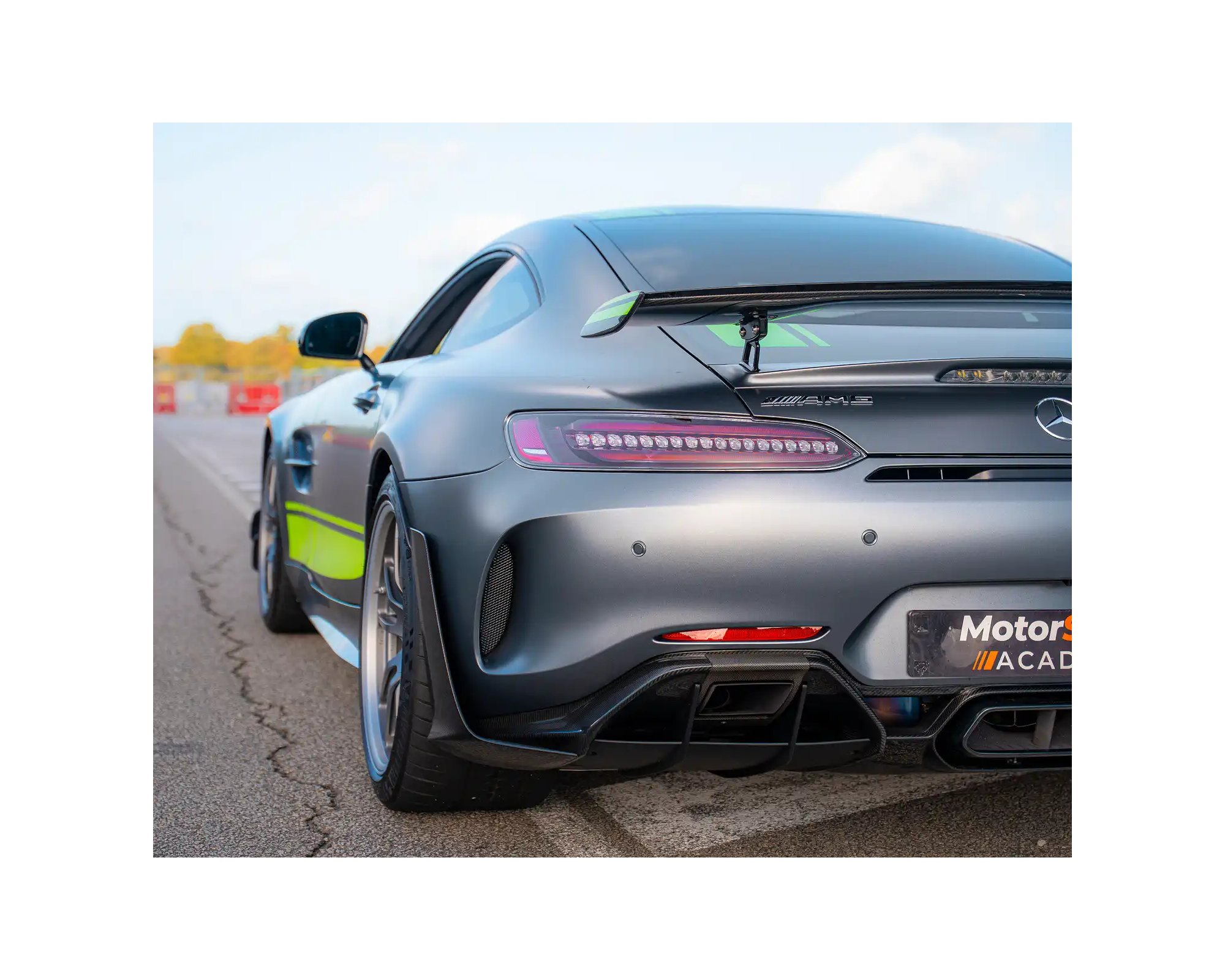 Mercedes AMG GT R Pro sur circuit