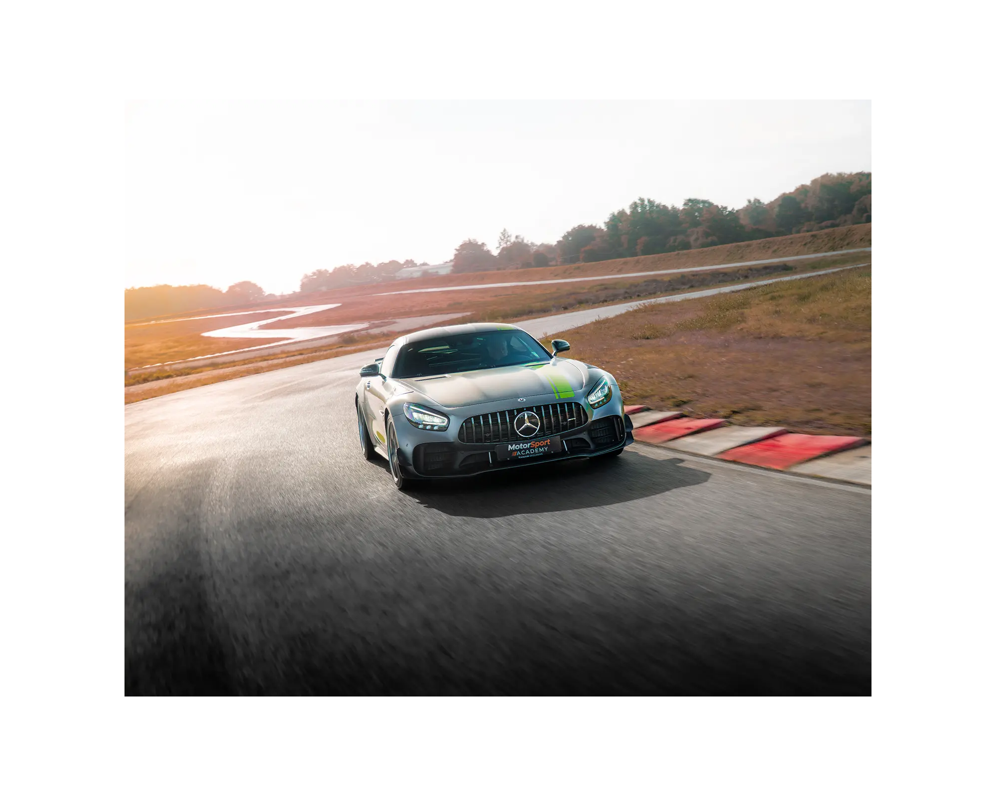 Mercedes AMG GT R Pro sur circuit