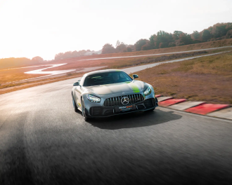 Mercedes AMG GT R Pro sur circuit