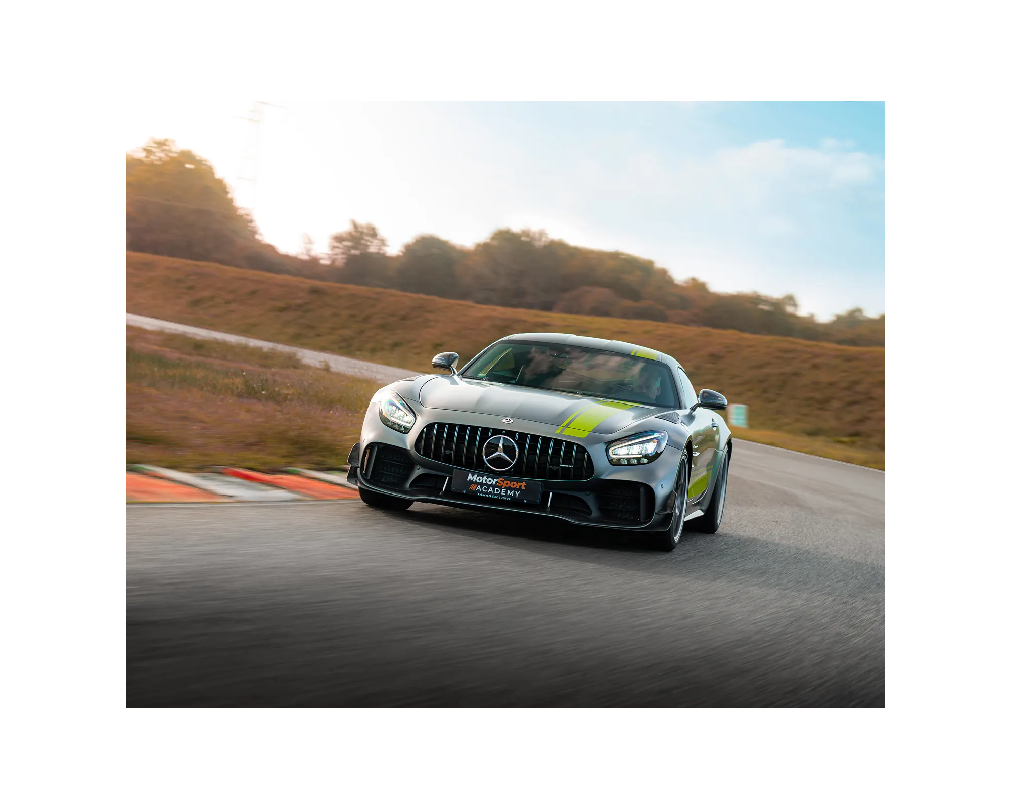 Mercedes AMG GT R Pro sur circuit
