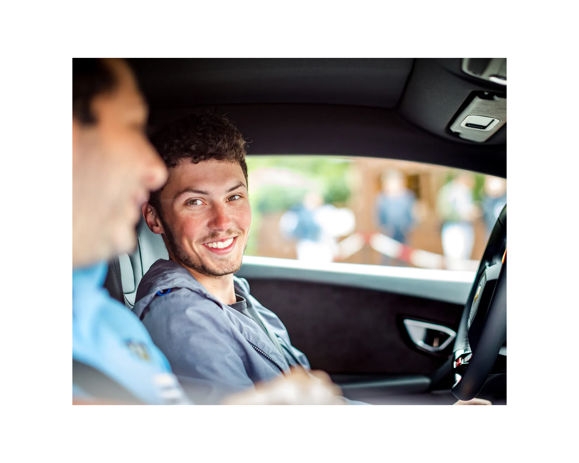 Stagiaire souriant à l'intérieur d'une Lamborghini Huracan