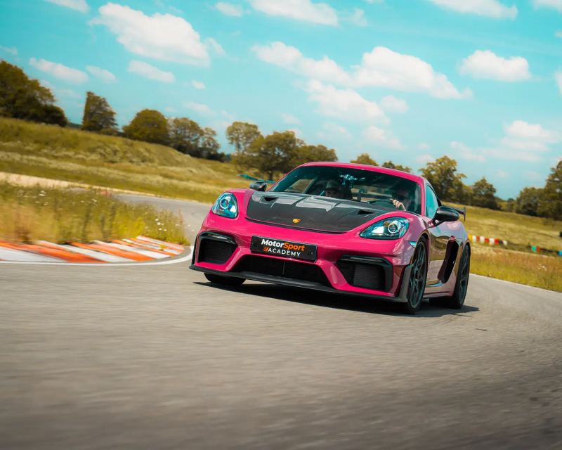 Porsche GT4 RS sur circuit