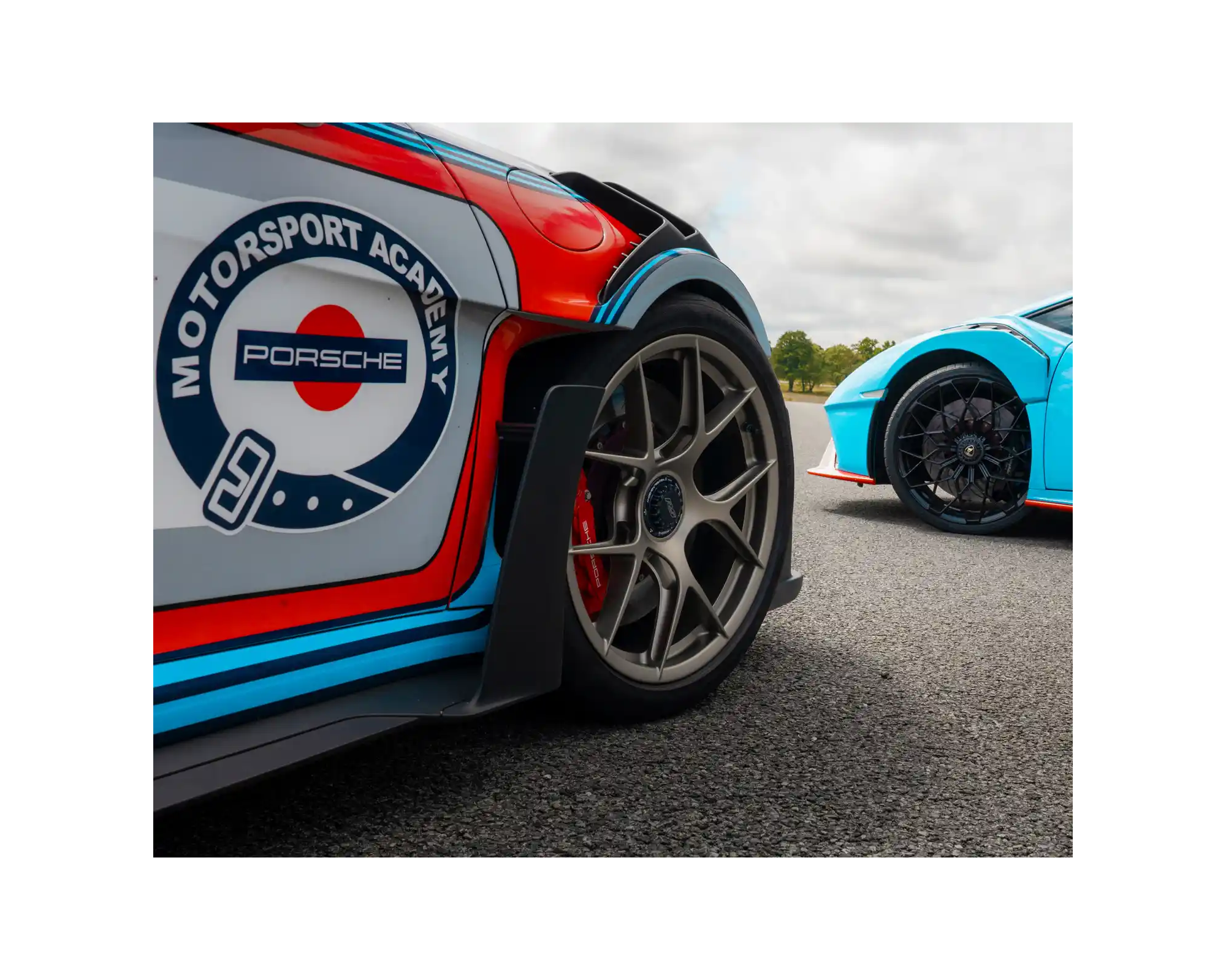 Porsche 992 GT3 RS et Lamborghini Huracán sur le circuit du Bugey