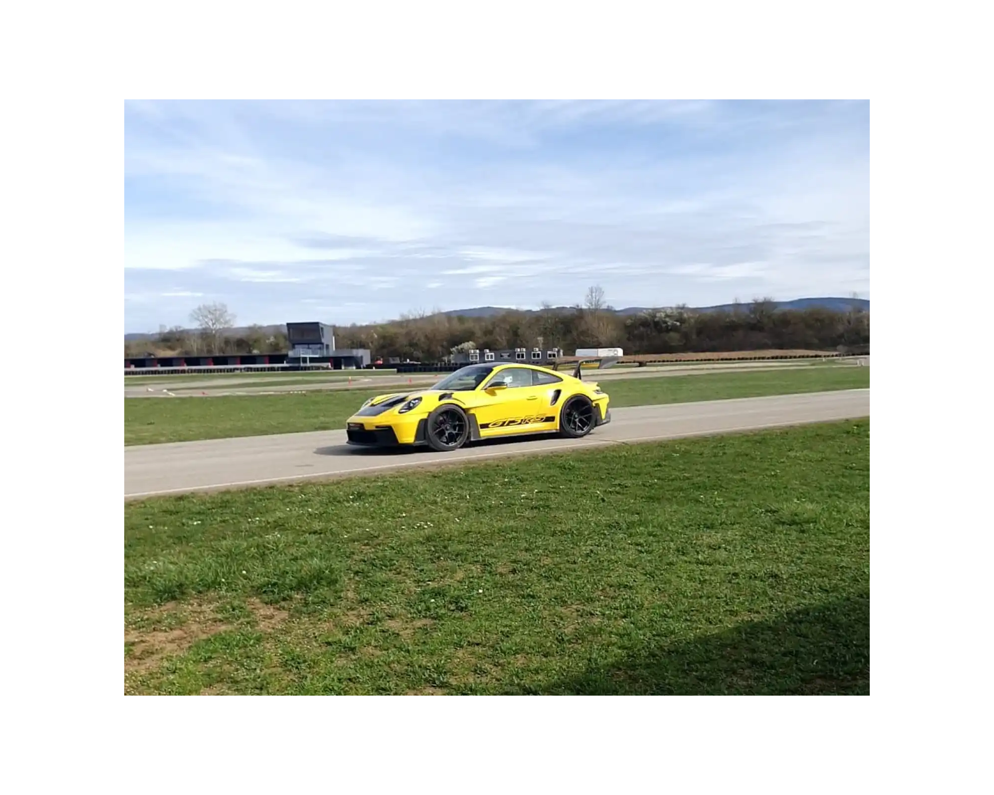 Porsche 992 GT3 RS sur le circuit du Bugey