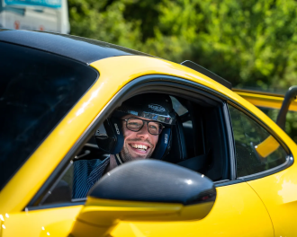 Stagiaire heureux au volant d'une Porsche 992 GT3RS