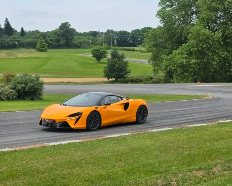 McLaren Artura sur le circuit de Mornay (23)