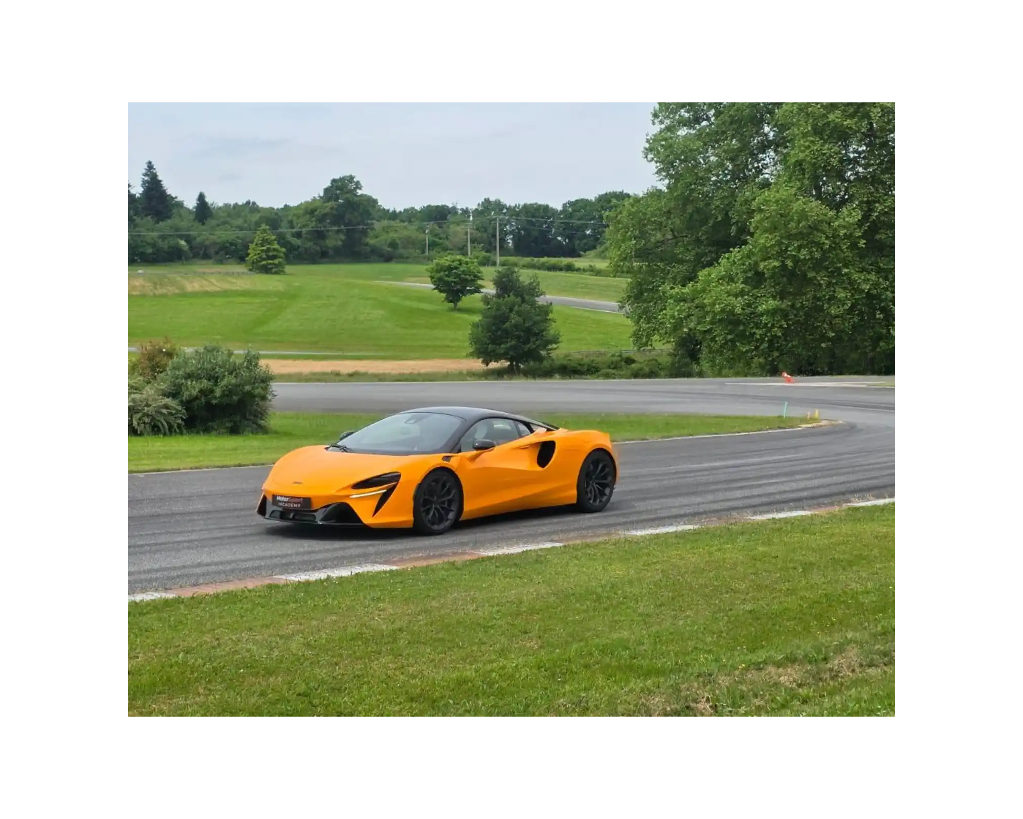 McLaren Artura sur le circuit de Mornay (23)
