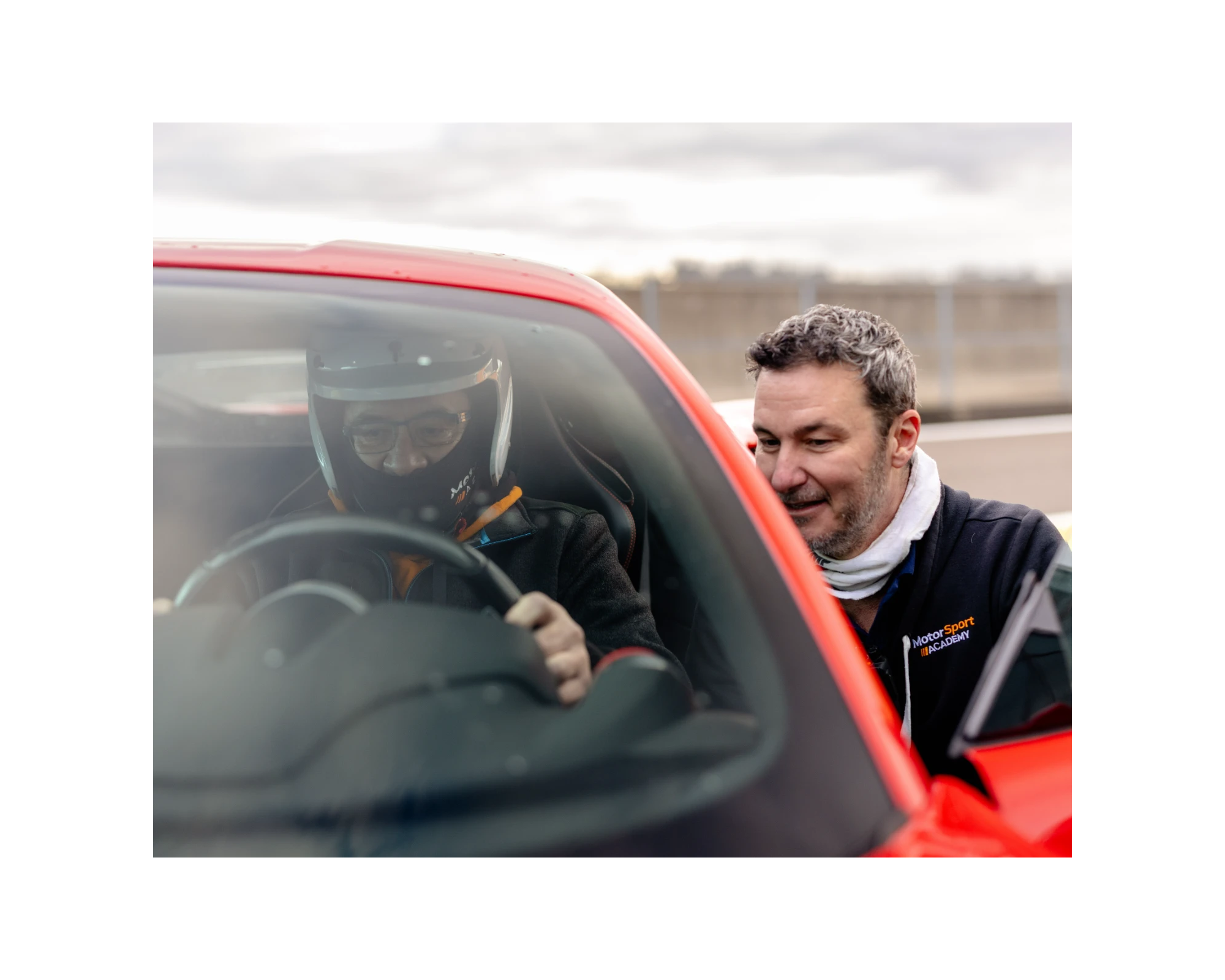 Stagiaire au volant d'une ferrari F8 Tributo coaché par un moniteur