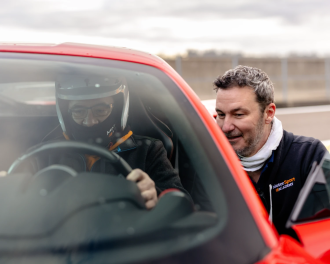 Stagiaire au volant d'une ferrari F8 Tributo coaché par un moniteur