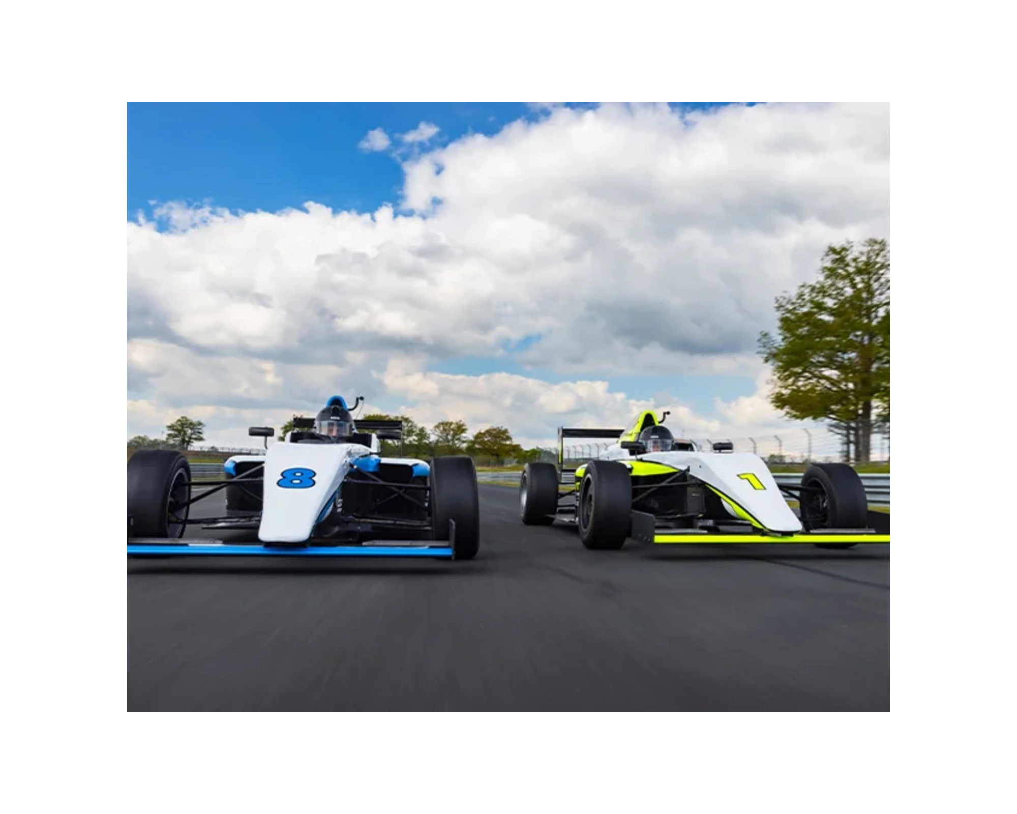 Deux monoplaces Formule 4 sur piste